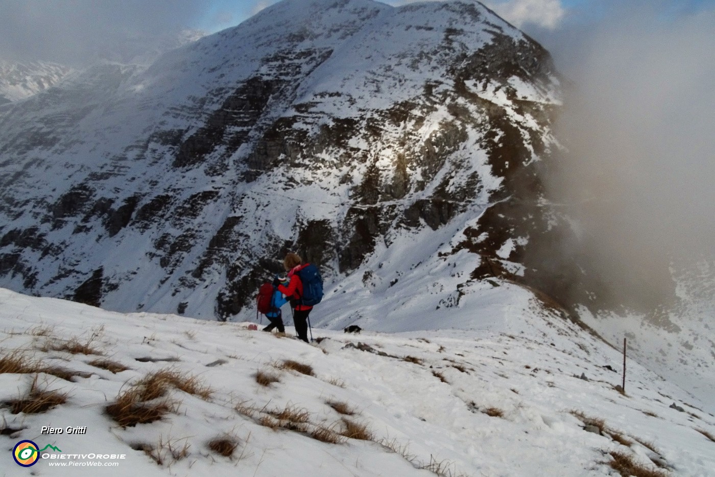 57 Da Cima Grem scendiamo alla Bocchetta di Grem con in fronte Cima Foppazzi.JPG